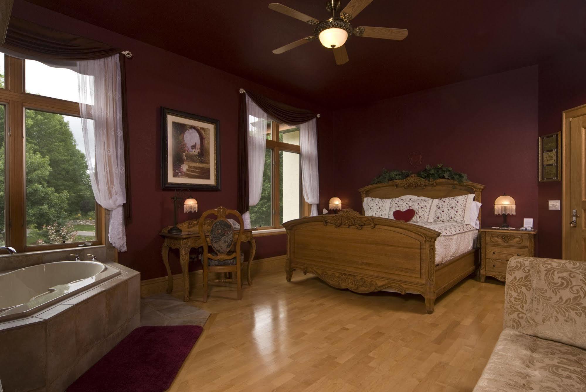 Inn At Wawanissee Point Baraboo Room photo