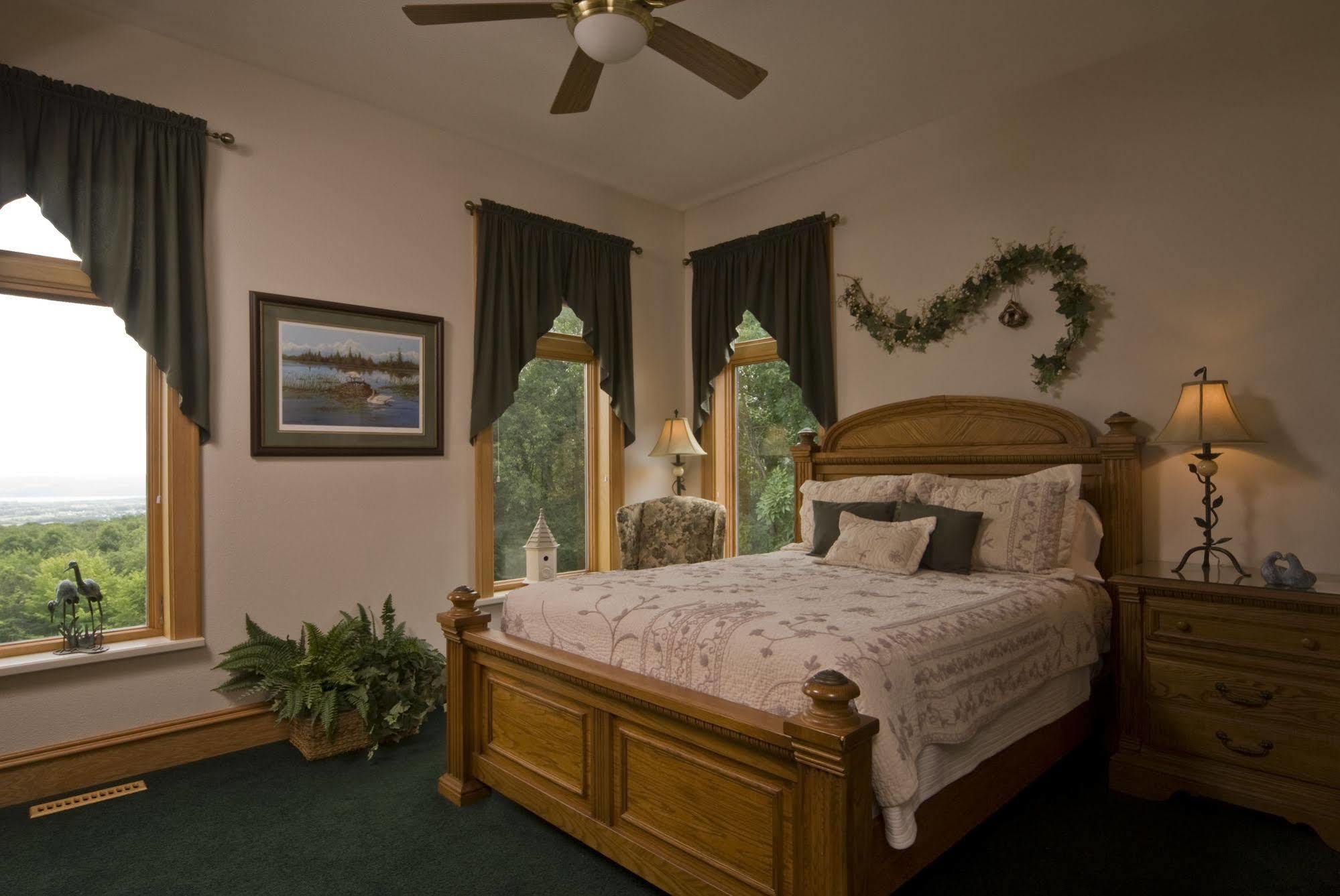 Inn At Wawanissee Point Baraboo Room photo