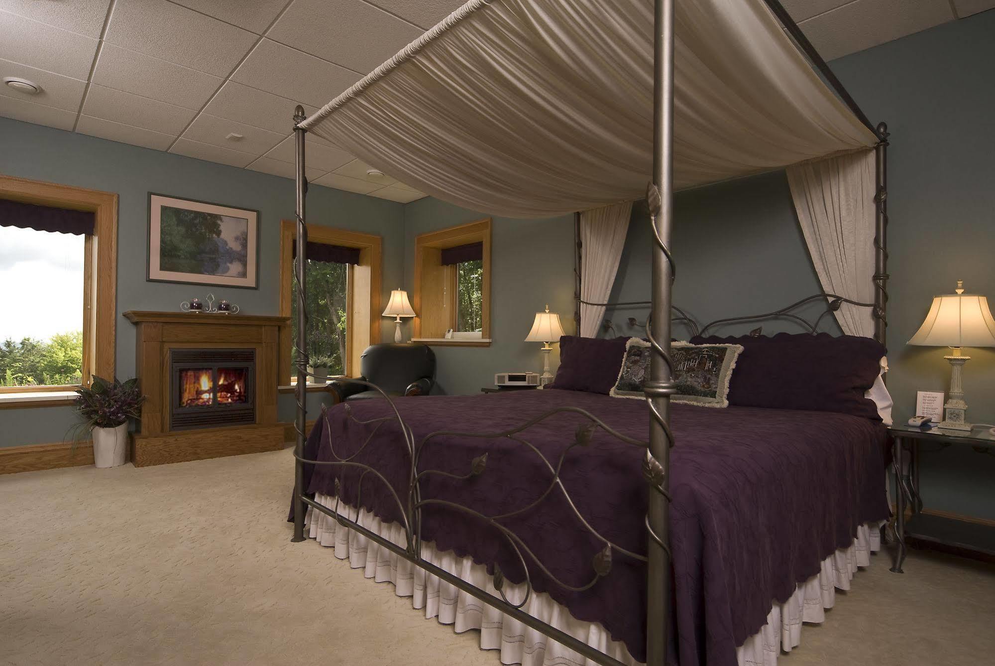 Inn At Wawanissee Point Baraboo Room photo