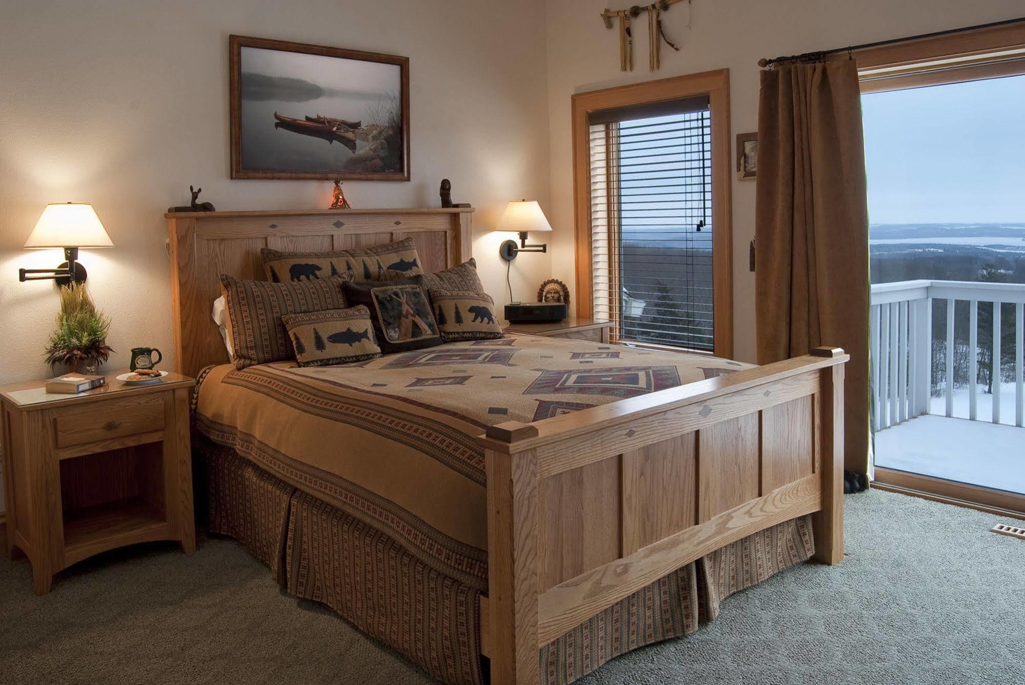 Inn At Wawanissee Point Baraboo Room photo