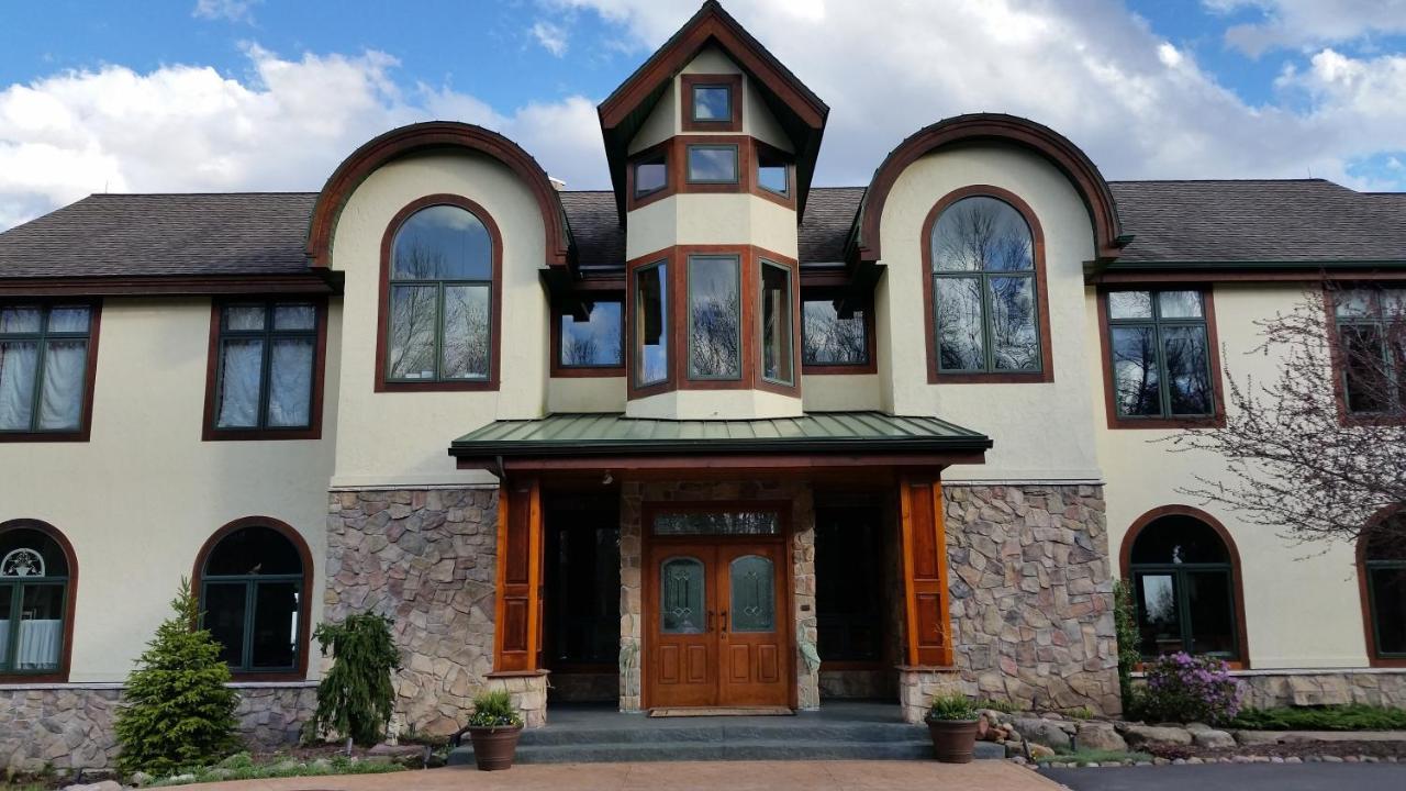 Inn At Wawanissee Point Baraboo Exterior photo